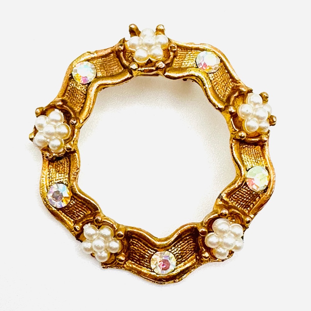 Vintage Rhinestone Gold Tone Pearl AB Wreath Brooch Circle Pin Textured